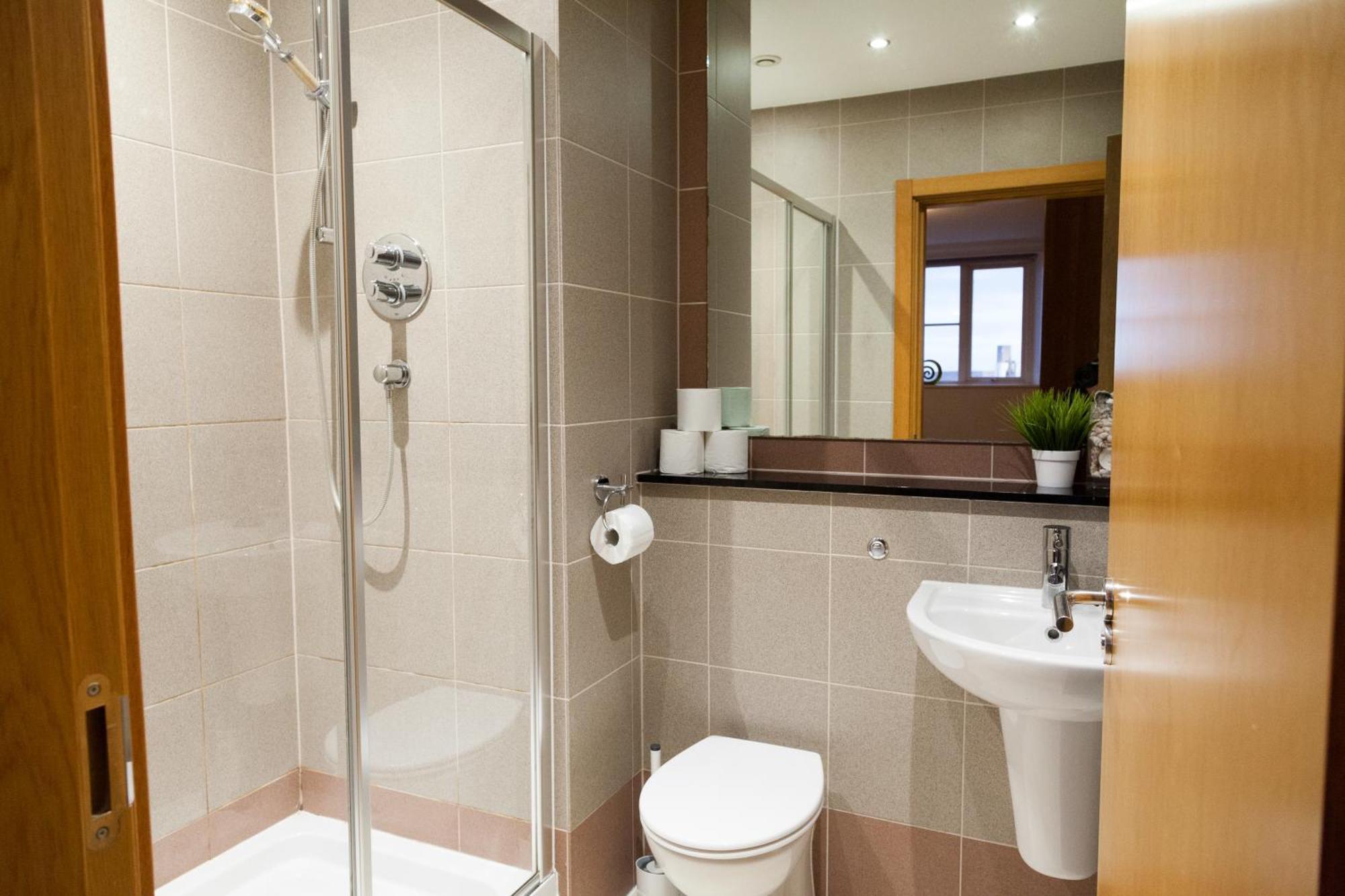 Weekly & Monthly Stays In Penthouse For Contractors Or Leisure Single Or Superking Beds Available Birkenhead Exterior foto