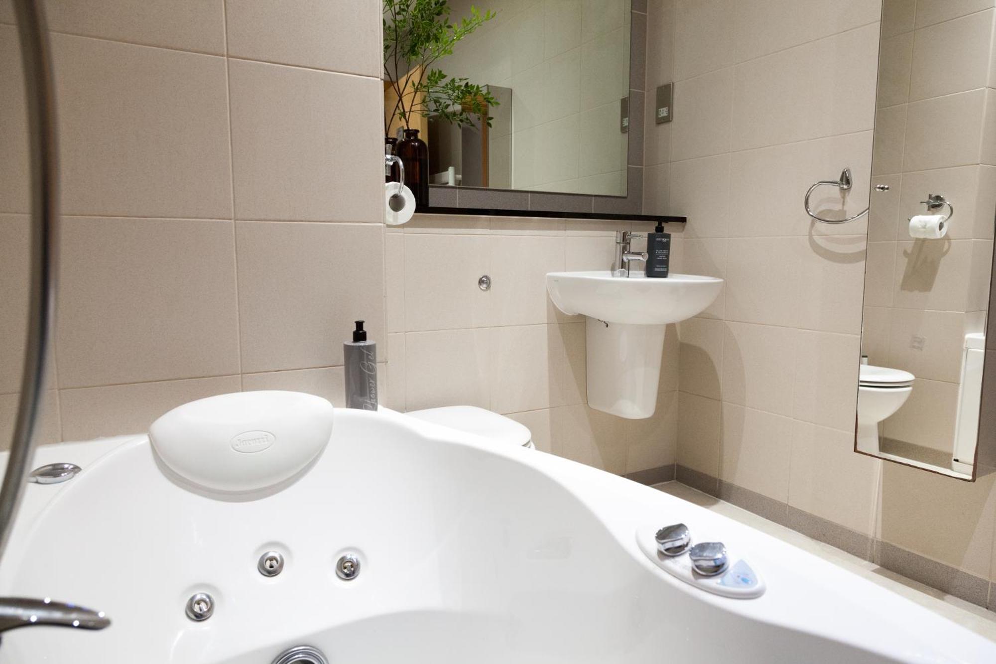 Weekly & Monthly Stays In Penthouse For Contractors Or Leisure Single Or Superking Beds Available Birkenhead Exterior foto